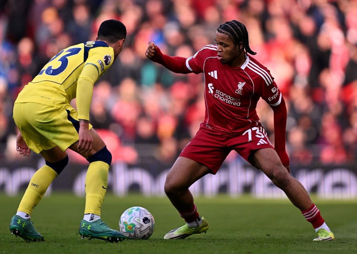 自有统计以来，恩古莫哈是英超单场完成7次过人最年轻的球员